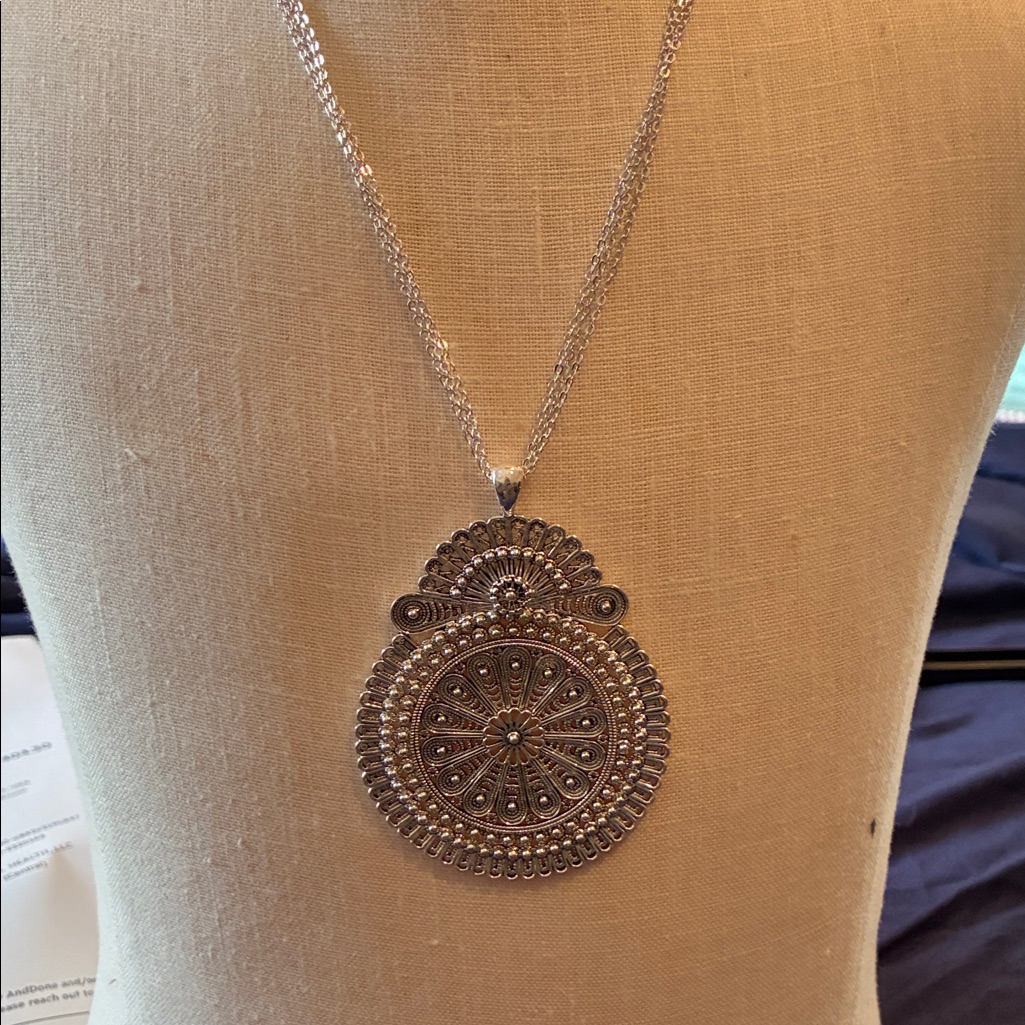 Candies Silver Pendant Necklace 8$
